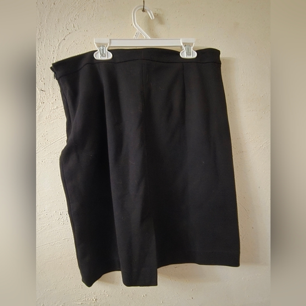 Elegant Black Skirt with Gold Accents - Picture 4 of 4